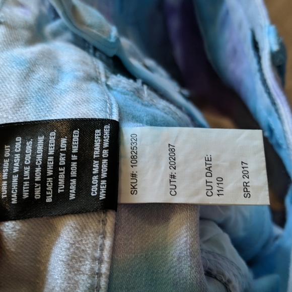 BLACKHEART purple/blue tie-dye High Rise V-stitch denim shorts HOT TOPIC… - Picture 11 of 14